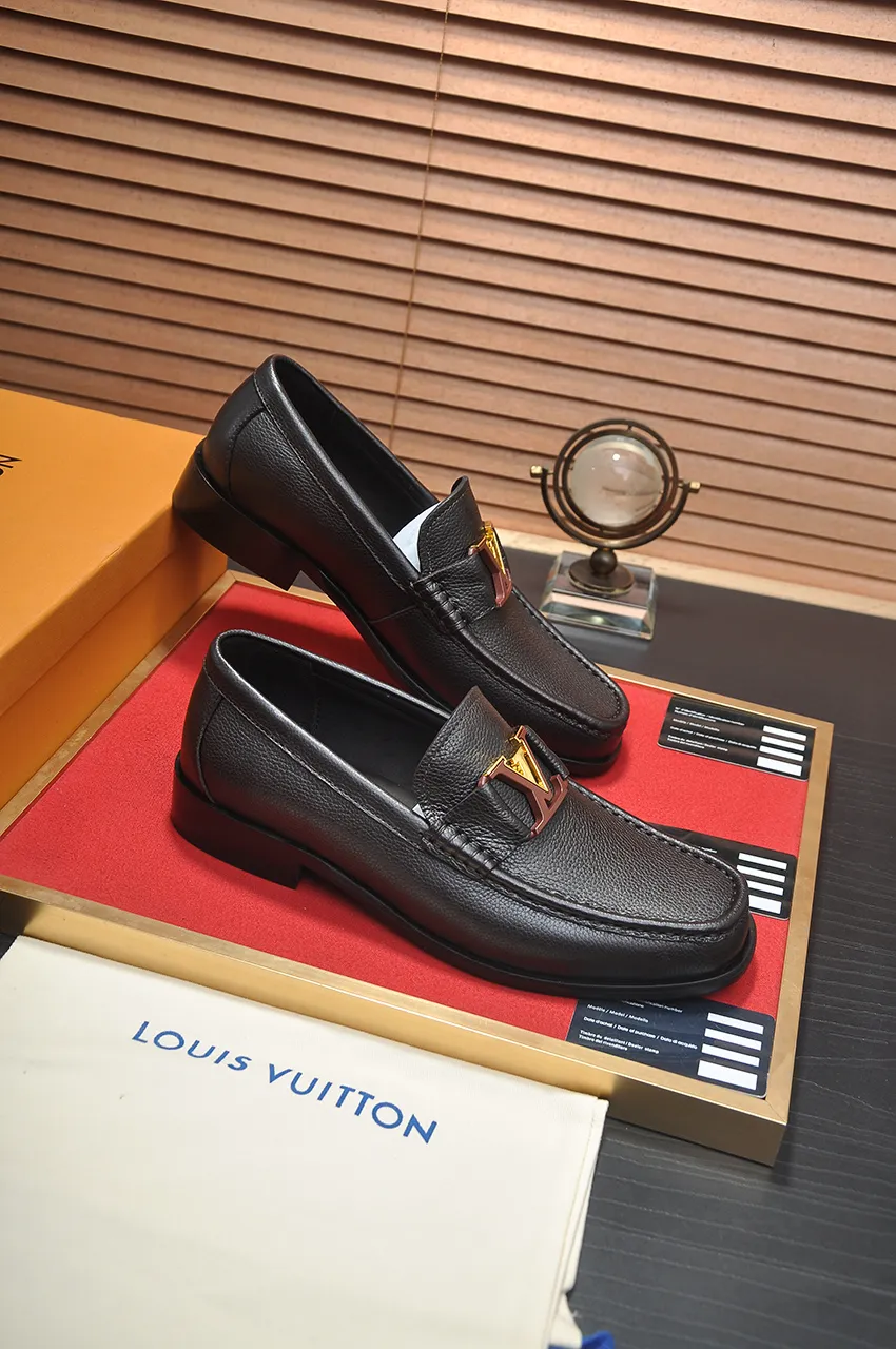 Men's men's shoes 💰520💶 [LV] (original single cowhide lining) 🍀LV's latest genuine leather business suit shoes are launched simultaneously on the official website. The first-layer cowhide imported from Italy is made of heavy gold, 💥official website 1:1 rubber outsole. Versatile to wear, high-end without losing class, and the color combination is extraordinary. This four-season style is alluring when worn on your feet, showing off your big-name flair. Standard code 38-45 (45 customized)